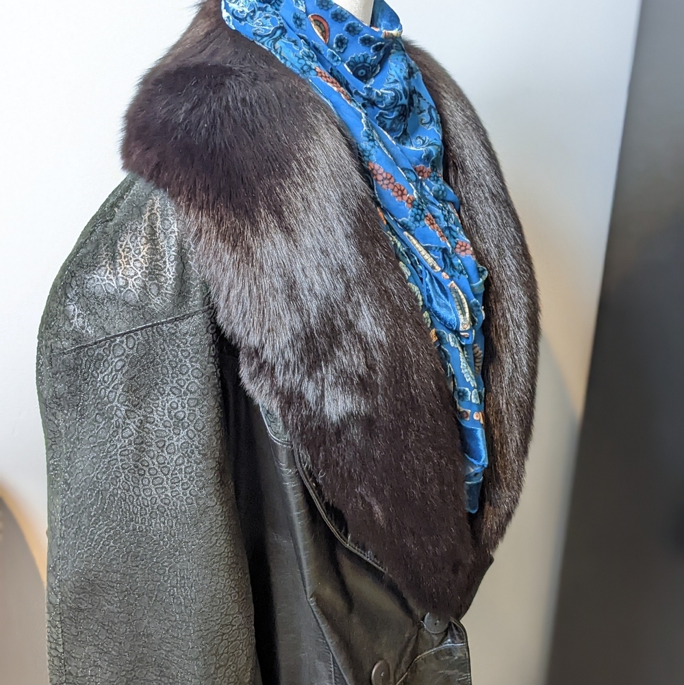 Vintage leather jacket with fur collar - Picture 9 of 16